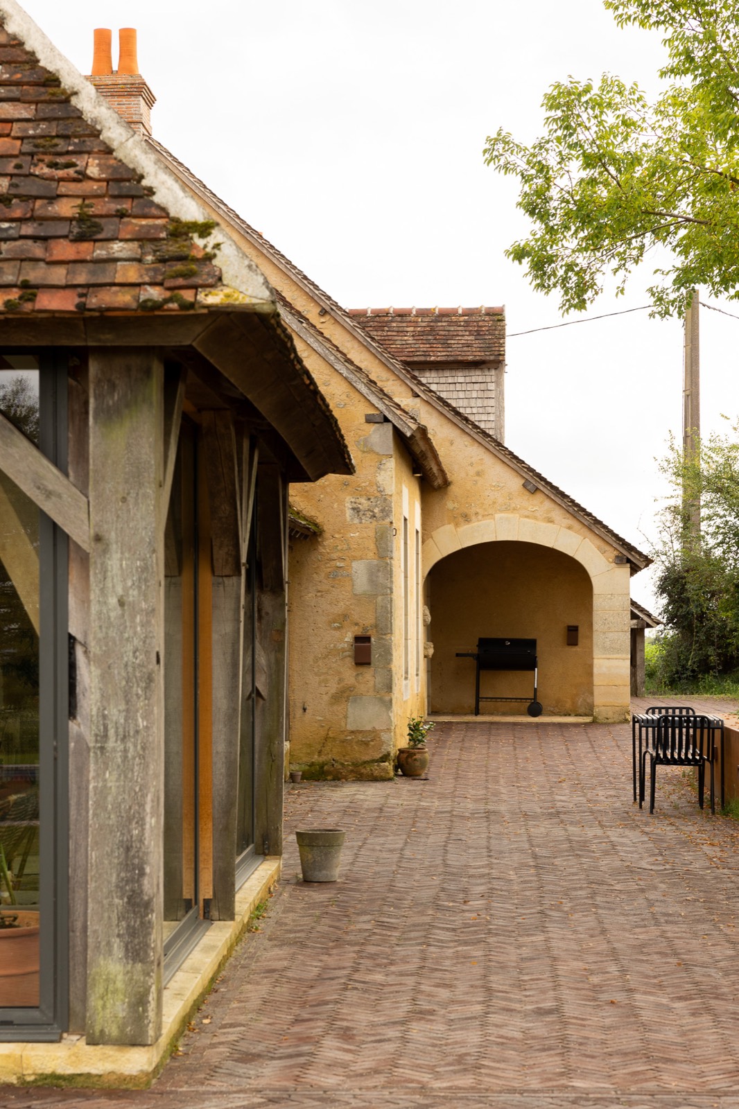 Cour pavée et arcade en pierre