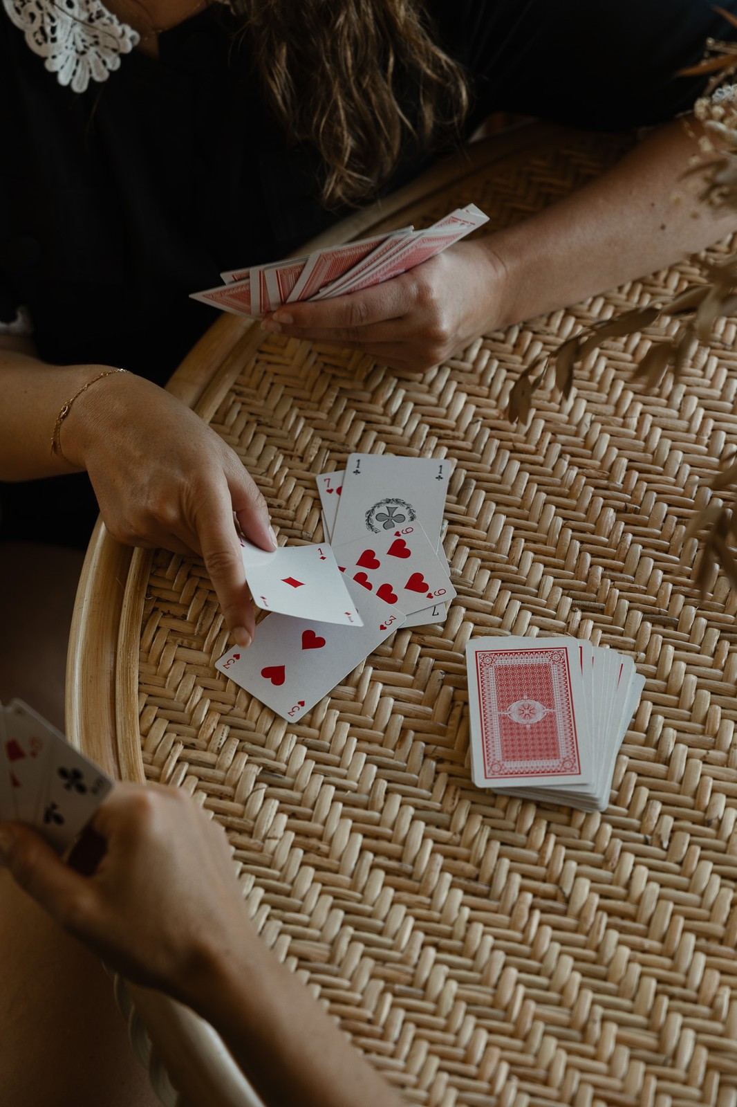 A card game and convivial moment between colleagues