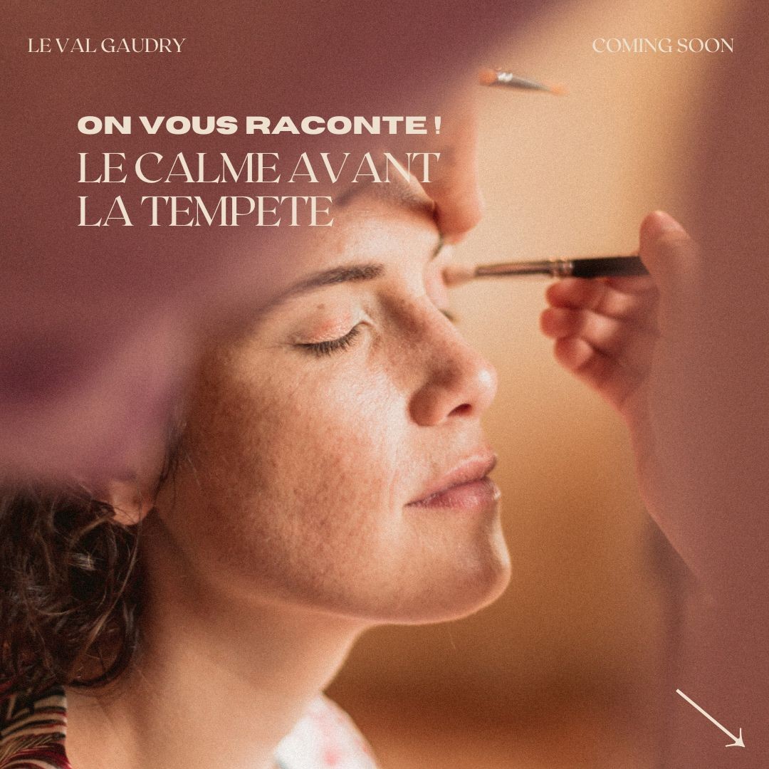 - On vous raconte - LE CALME AVANT LA TEMPÊTE -
L'euphorie du jour J, et le stresse aussi ! Le joli combo qui vous met dans un état assez indescriptible la veille et le matin du Grand jour !
Nous nous sommes préparés tous les deux dans la maison (chacun de son côté) mais si Seb était à l'aise avec l'idée d'être entouré de nos convives, de mon côté j'ai fait le choix de m'isoler. J'avais besoin de ce calme. Besoin de cette bulle et de rester en tout petit comité pour doucement entrer dans cette journée !
En pensant les espaces de la maison, nous avons pensé à cela. Nous voulions vous permettre de vous isoler si tel est votre besoin, ou au contraire de vous retrouver et commencer à célébrer dès le matin. Nous voulions aussi permettre au prestataires de s'installer sans perturber ce moment qui est le votre.
Les espaces de la maison, la façon dont ils s'articulent les uns avec les autres vous permettront de vivre ce moment comme vous le souhaitez :
- La suite, "la Singulière" permettra de vous préparer dans votre espace à vous, un peu à l'écart, de profiter d'un bain avant de retrouver l'agitation - ou au contraire, elle pourra accueillir l'ensemble de vos proches avec qui vous avez envie de partager cet avant.
- Le Bar/Karaoke et le Séjour pourront aussi bien vous accueillir pour un moment calme comme pour un moment plus euphorique, en musique ou en chanson.
- Pendant ce temps, le traiteur pourra s'installer soit dans la cuisine de la maison soit à côté de la tente, via des accès indépendants, sans même que vous vous rendiez compte de quoi que ce soit.
Ce moment "avant" doit être pour vous. Ecoutez-vous et surtout, vivez le pour vous.
photographie : @matthiastoth_photographer
#levalgaudry #lieuavivre #tellyourstory #objectif2023 #domainedereception #wedding #frenchwedding #weddingstory #domainedemariage #marrymeinfrance #mariage2023 #mariage2024 #lieudereception #receptionmariage #weddingplace #mariagechampetre #mariagenormandie #frenchwedding #mariagechic #mariageboheme #weddingplaces #domainemariage #domainemariagenormandie #mariageorne #lieuàvivre #lieuavivre #sallemariage